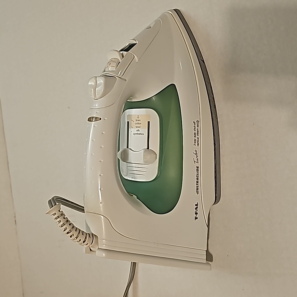T-FAL IRON - Picture 2 of 16